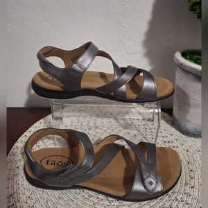 Taos Big Time Pewter Footwear Women's Metallic Sandals Size 8.